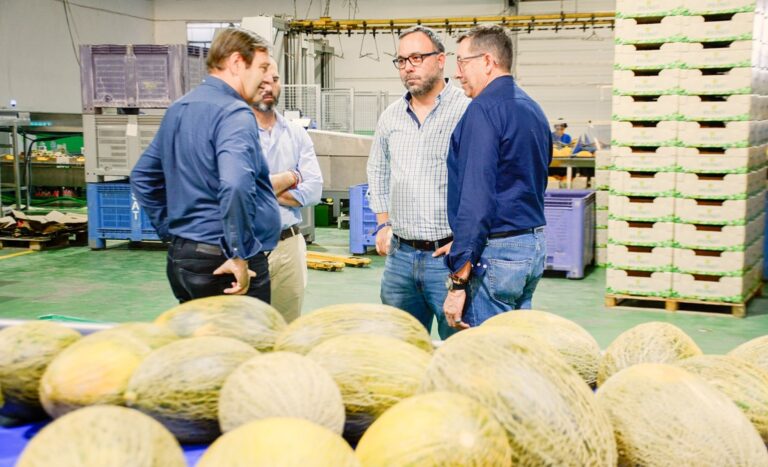 El alcalde de Tomelloso respalda al sector agrícola en la cooperativa Santiago Apóstol