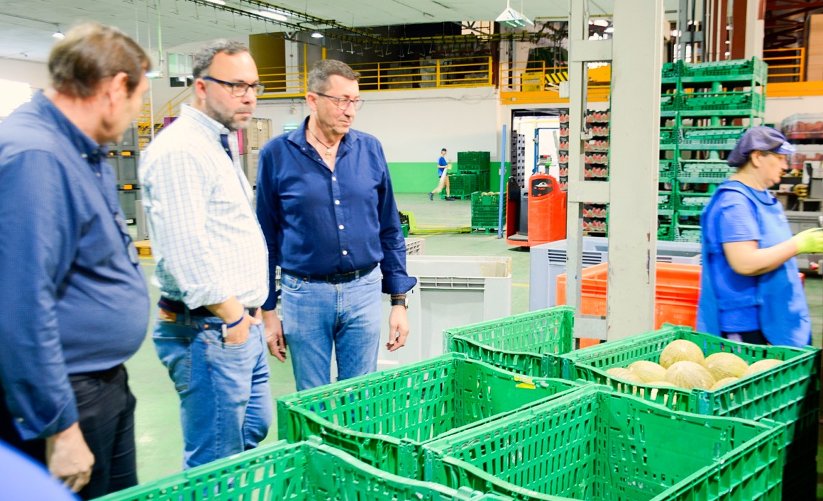 El alcalde de Tomelloso respalda al sector agrícola en la cooperativa Santiago Apóstol