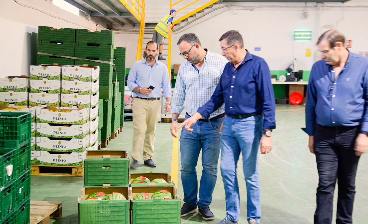 El alcalde de Tomelloso respalda al sector agrícola en la cooperativa Santiago Apóstol