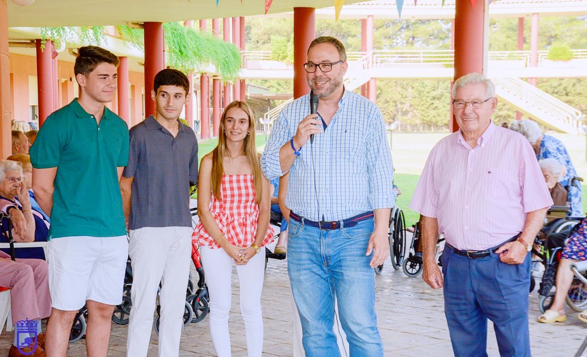 El alcalde de Tomelloso visita la residencia Elder para felicitar las fiestas