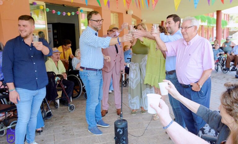 El alcalde de Tomelloso visita la residencia Elder para felicitar las fiestas
