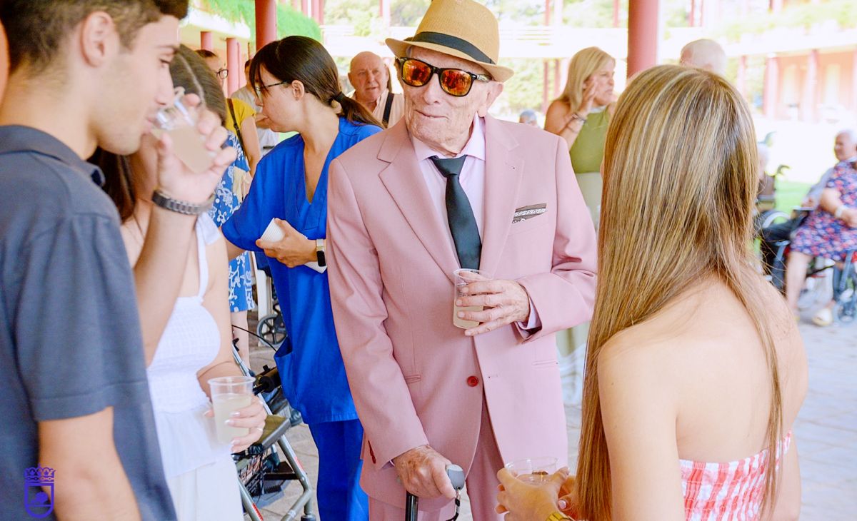 El alcalde de Tomelloso visita la residencia Elder para felicitar las fiestas