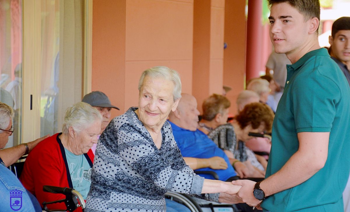 El alcalde de Tomelloso visita la residencia Elder para felicitar las fiestas