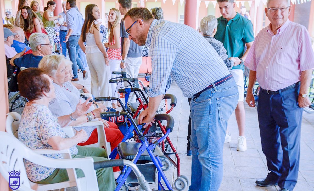 El alcalde de Tomelloso visita la residencia Elder para felicitar las fiestas