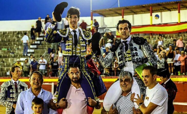 Esaú Fernández y Antonio Linares, a hombros en Pedro Muñoz
