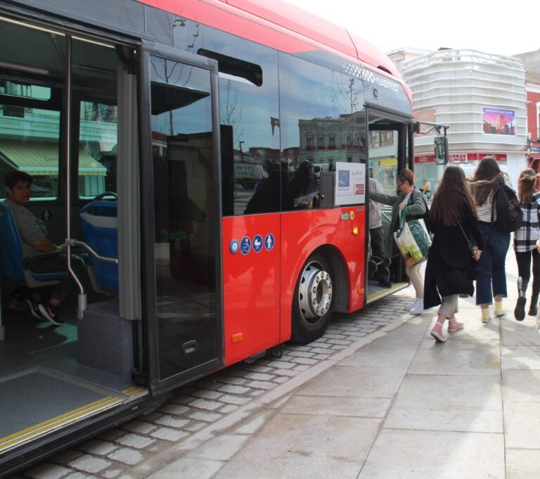 Publicadas las ayudas a usuarios del transporte regular que reducen un 40 % el billete