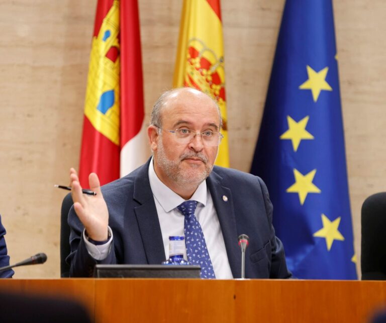 C-LM pide tratar la condonación de su deuda y avisa: sin nueva financiación «corre peligro la prestación de servicios»
