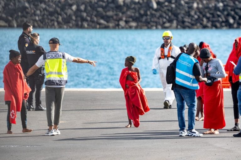 Los menores migrantes que lleguen desde hoy a Canarias, Ceuta y Melilla serán derivados en 15 días