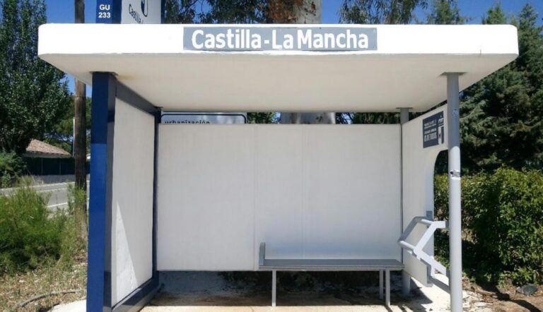 La Junta garantiza el mantenimiento de las marquesinas de autobuses con un nuevo contrato de 750.000 euros