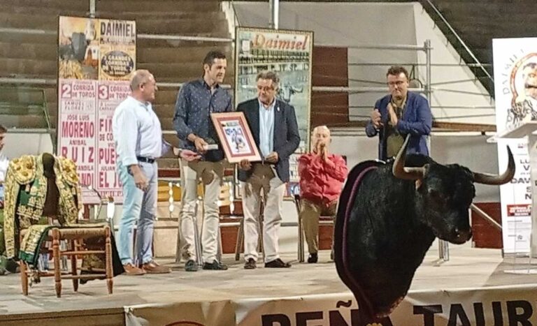 Daimiel rinde homenaje al torero Antonio Linares en el X Pregón Taurino