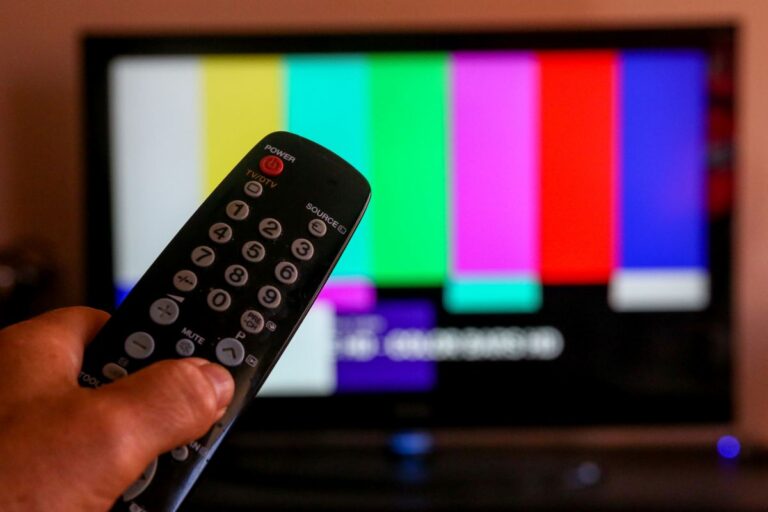 Se ve menos televisión en julio: 4 horas y 35 minutos de media al día