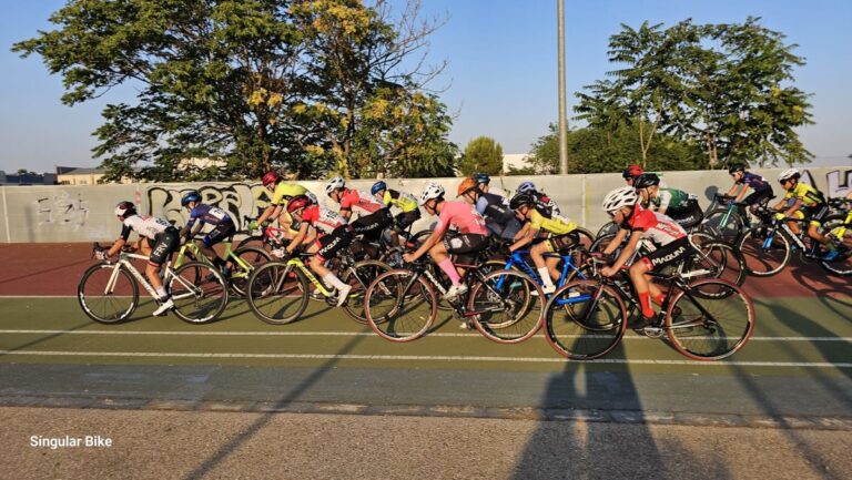 Las jóvenes promesas del ciclismo castellanomanchego se han dado cita en el XXI Trofeo Ferias en Villarrobledo