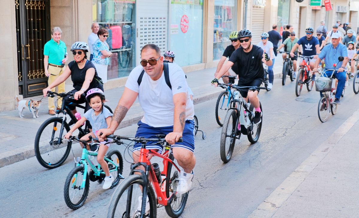 Tomelloso vive una gran fiesta familiar sobre ruedas en el Día de la Bici