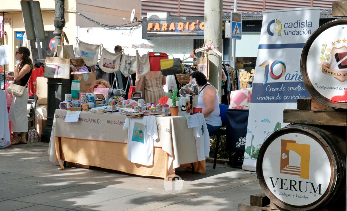 El Mercadillo Final de Temporada reúne a medio centenar de comercios en el Paseo de las Moreras