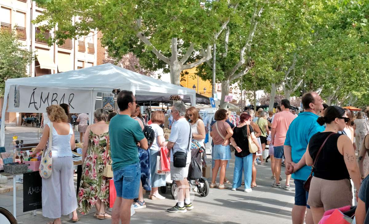 El Mercadillo Final de Temporada reúne a medio centenar de comercios en el Paseo de las Moreras