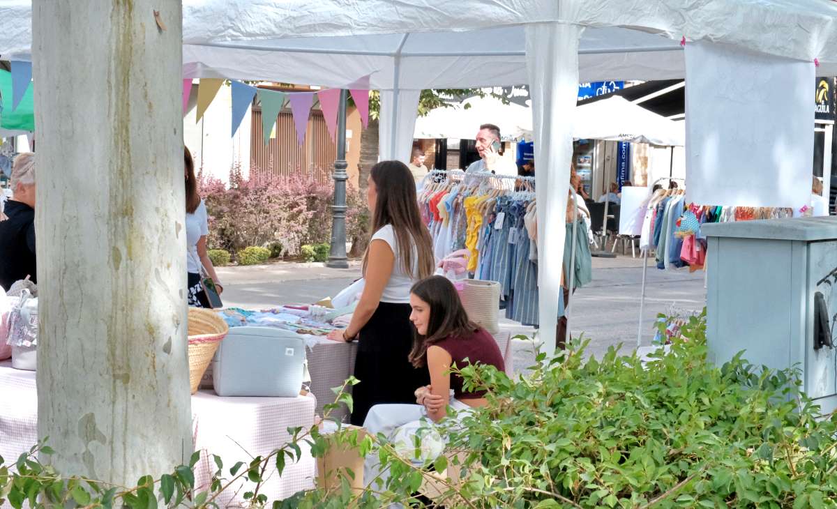 El Mercadillo Final de Temporada reúne a medio centenar de comercios en el Paseo de las Moreras
