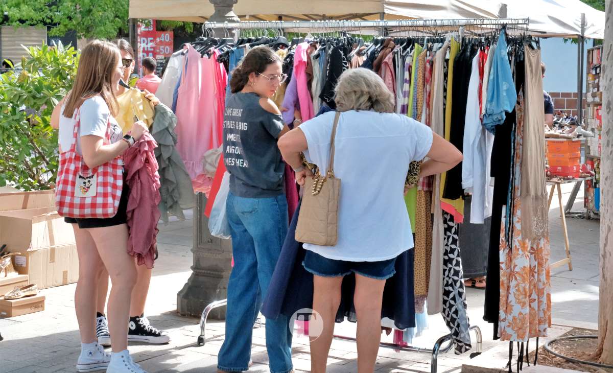 El Mercadillo Final de Temporada reúne a medio centenar de comercios en el Paseo de las Moreras