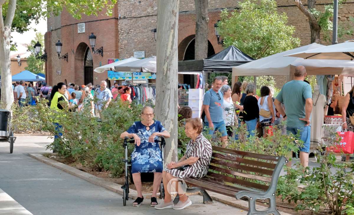 El Mercadillo Final de Temporada reúne a medio centenar de comercios en el Paseo de las Moreras