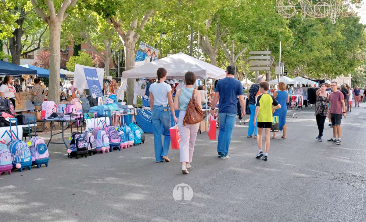 El Mercadillo Final de Temporada reúne a medio centenar de comercios en el Paseo de las Moreras