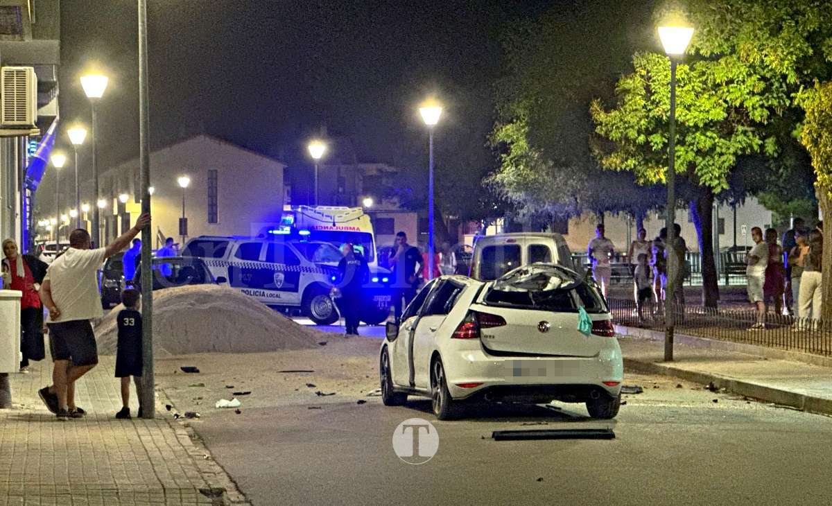 Accidente de tráfico con importantes daños en los vehículos en la calle Guarnicioneros de Tomelloso