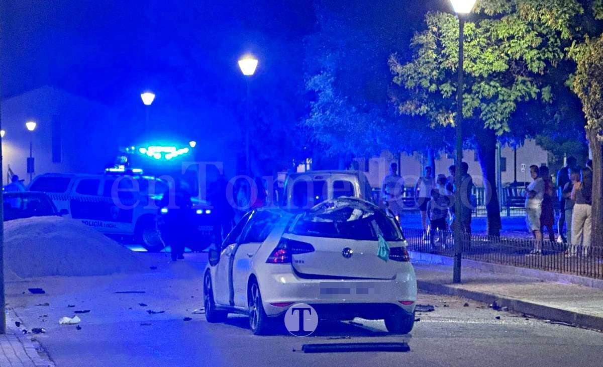 Accidente de tráfico con importantes daños en los vehículos en la calle Guarnicioneros de Tomelloso
