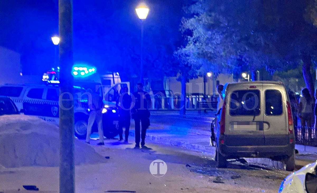 Accidente de tráfico con importantes daños en los vehículos en la calle Guarnicioneros de Tomelloso