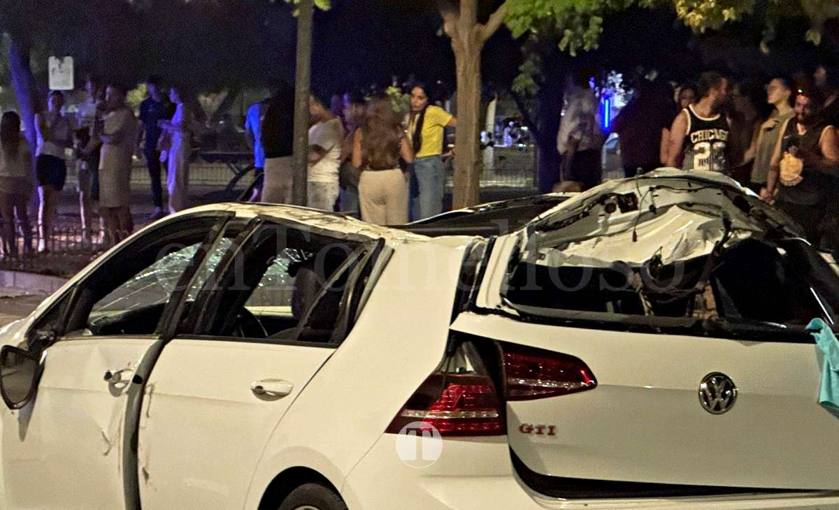 Accidente de tráfico con importantes daños en los vehículos en la calle Guarnicioneros de Tomelloso