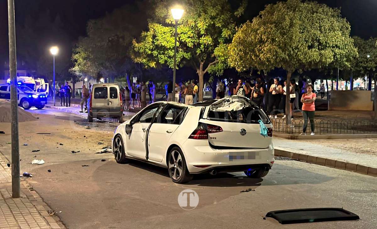Accidente de tráfico con importantes daños en los vehículos en la calle Guarnicioneros de Tomelloso