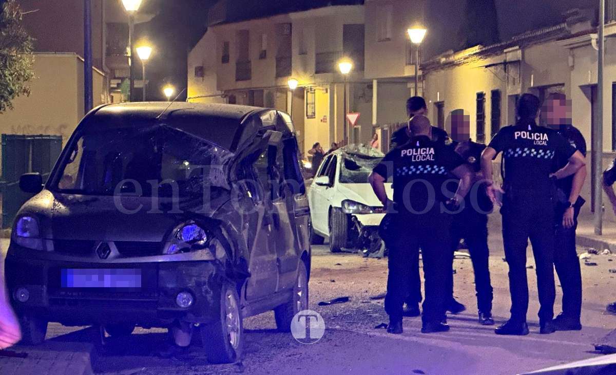 Accidente de tráfico con importantes daños en los vehículos en la calle Guarnicioneros de Tomelloso