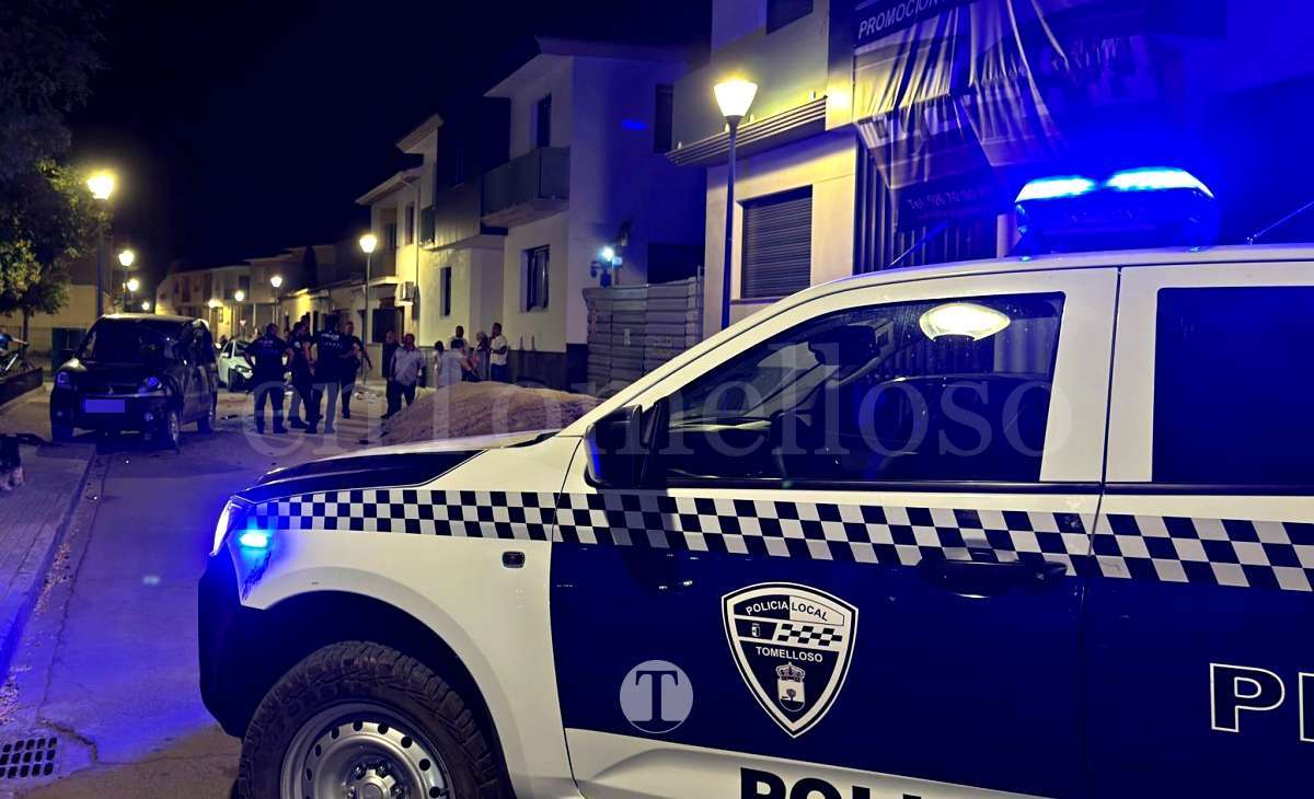 Accidente de tráfico con importantes daños en los vehículos en la calle Guarnicioneros de Tomelloso