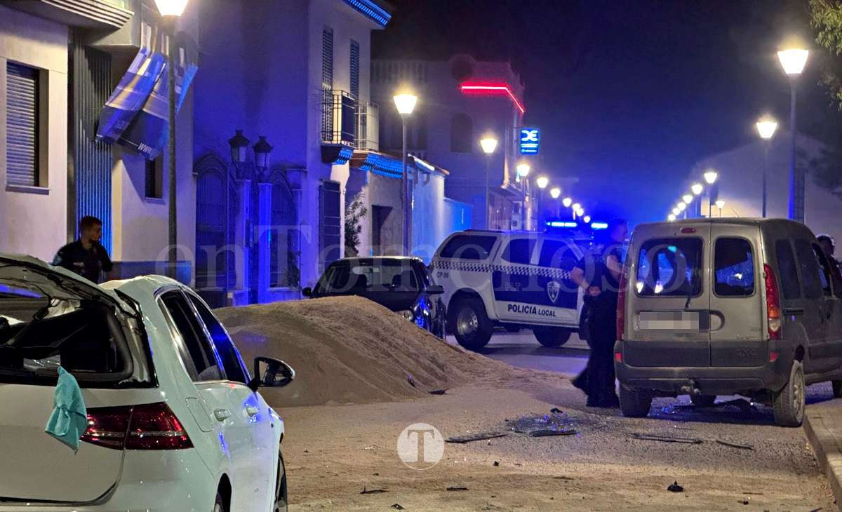 Accidente de tráfico con importantes daños en los vehículos en la calle Guarnicioneros de Tomelloso