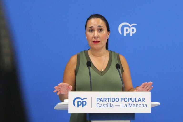 PP cree que Page «lleva una carta escondida en la manga y juega con una baraja marcada» y por eso sigue ligado a Sánchez
