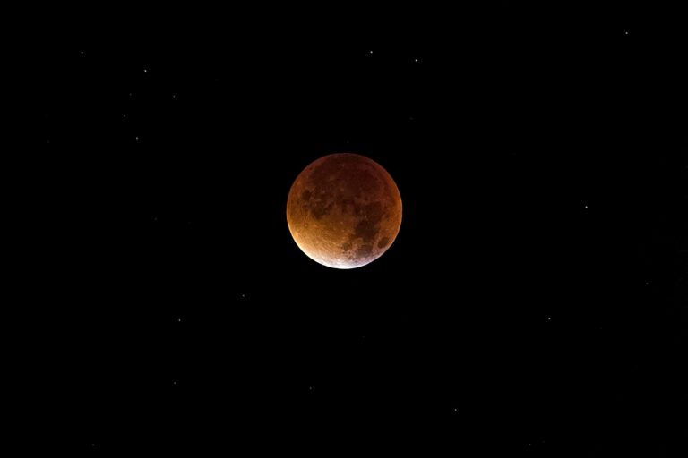 Una ‘Luna de Sangre’ llega a España este domingo: a qué hora se podrá ver el eclipse lunar en C-LM