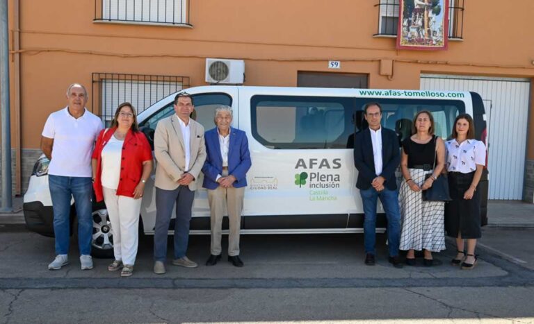 Valverde entrega una furgoneta al centro ocupacional de AFAS en Bolaños de Calatrava