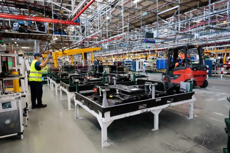 Baja un 0,7 % la producción industrial en julio en Castilla-La Mancha