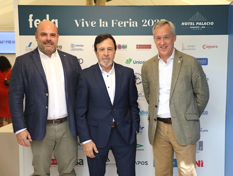 El presidente de Eurocaja Rural acompaña a los empresarios en la inauguración de la Caseta de FEDA en la Feria de Albacete