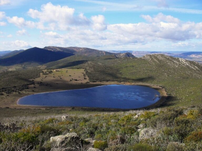Nació como volcán y terminó como laguna: La Alberquilla, un monumento que descubrir en Ciudad Real