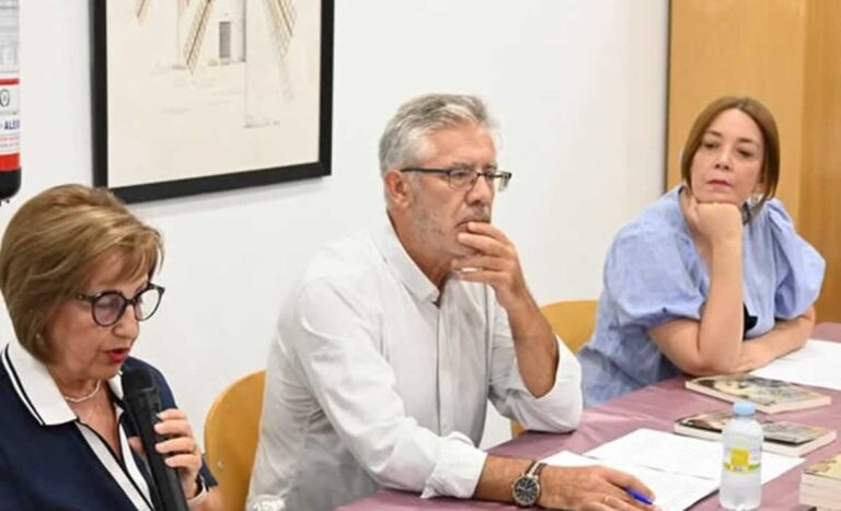 La presentación de Noches de Rosal en Socuéllamos se convierte en una lección de literatura viva