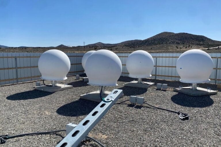 Parecen bombillas gigantes y están en Toledo: el proyecto de Elon Musk que siguió conectado a internet en el apagón