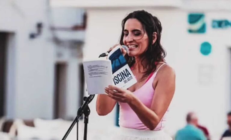 «Piscina del Oeste», la poesía como reflejo de vidas anónimas y cotidianas