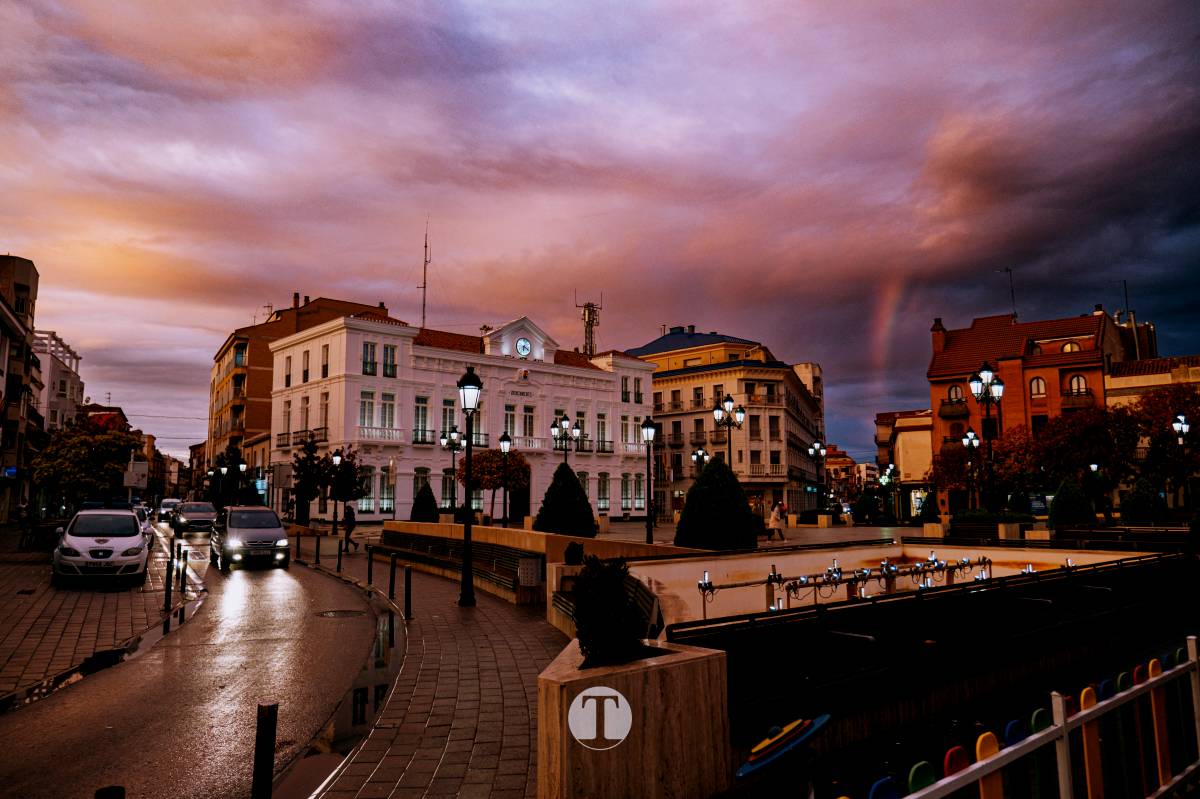 Un atardecer sin avisar: la Plaza de España de Tomelloso se detiene a mirar el cielo