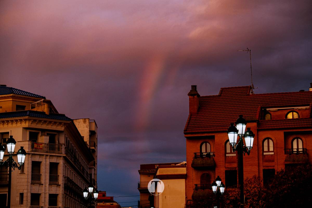 Un atardecer sin avisar: la Plaza de España de Tomelloso se detiene a mirar el cielo