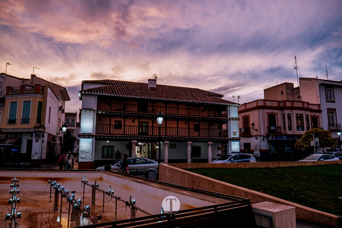 Un atardecer sin avisar: la Plaza de España de Tomelloso se detiene a mirar el cielo