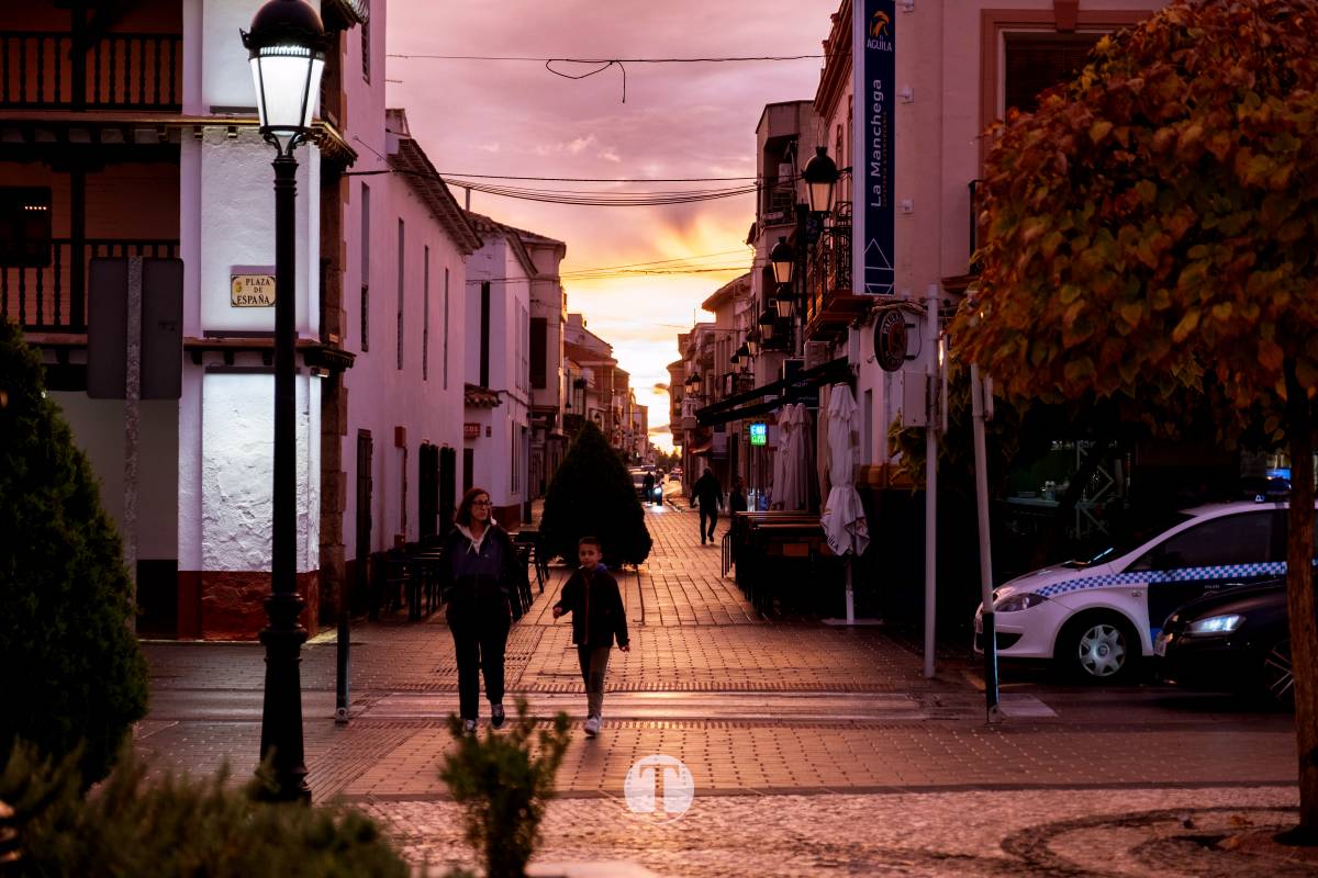 Un atardecer sin avisar: la Plaza de España de Tomelloso se detiene a mirar el cielo