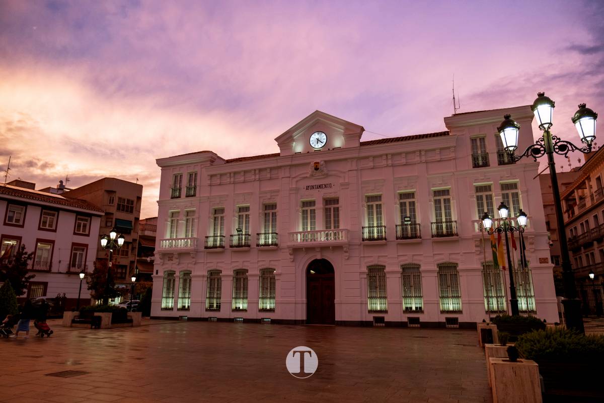 Un atardecer sin avisar: la Plaza de España de Tomelloso se detiene a mirar el cielo