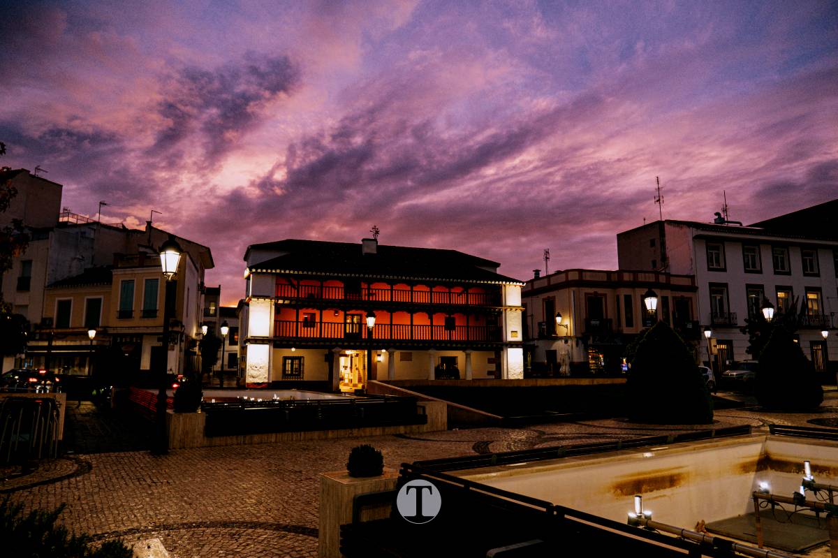 Un atardecer sin avisar: la Plaza de España de Tomelloso se detiene a mirar el cielo