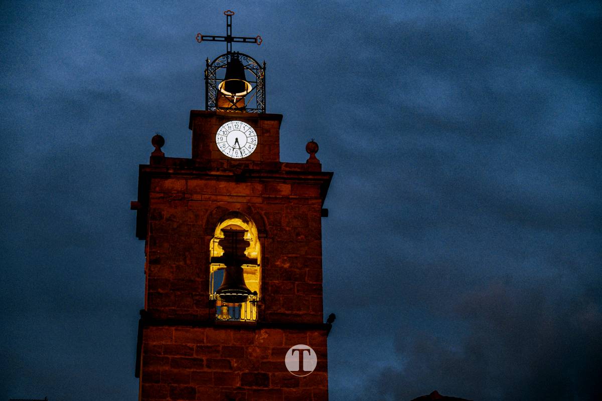 Un atardecer sin avisar: la Plaza de España de Tomelloso se detiene a mirar el cielo