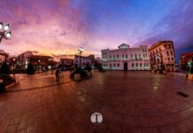 Un atardecer sin avisar: la Plaza de España de Tomelloso se detiene a mirar el cielo
