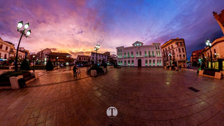 Un atardecer sin avisar: la Plaza de España de Tomelloso se detiene a mirar el cielo