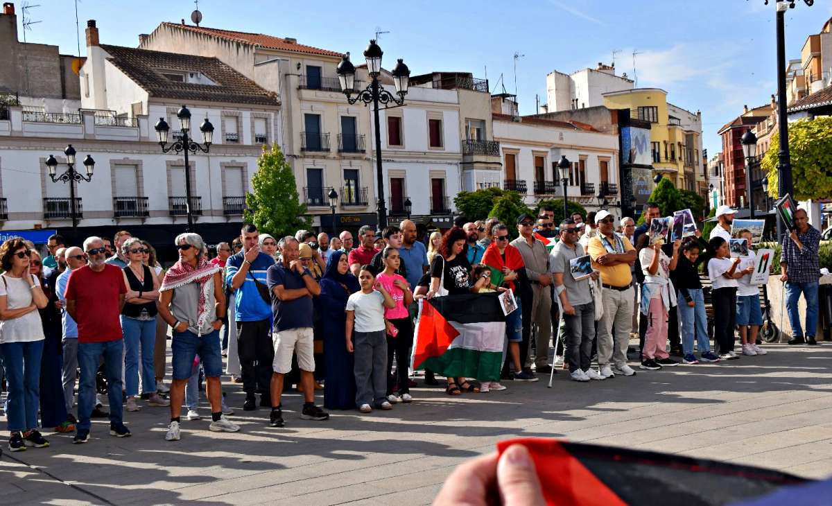 Tomelloso alza la voz por Palestina en una concentración que denuncia el “genocidio en Gaza”
